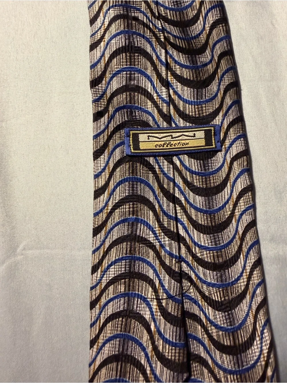 Men's Wavy Pattern Tie in Blue and Black
